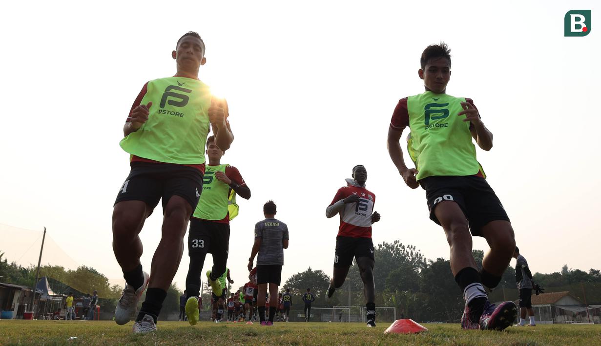 Pemain FC Bekasi City berlari bersama saat mengikuti sesi latihan di Lapangan Harin, Tengerang Selatan, Rabu (7/9/2023). Latihan tersebut merupakan persiapan jelang bergulirnya Liga 2 2023/2024. (Bola.com/M Iqbal Ichsan)