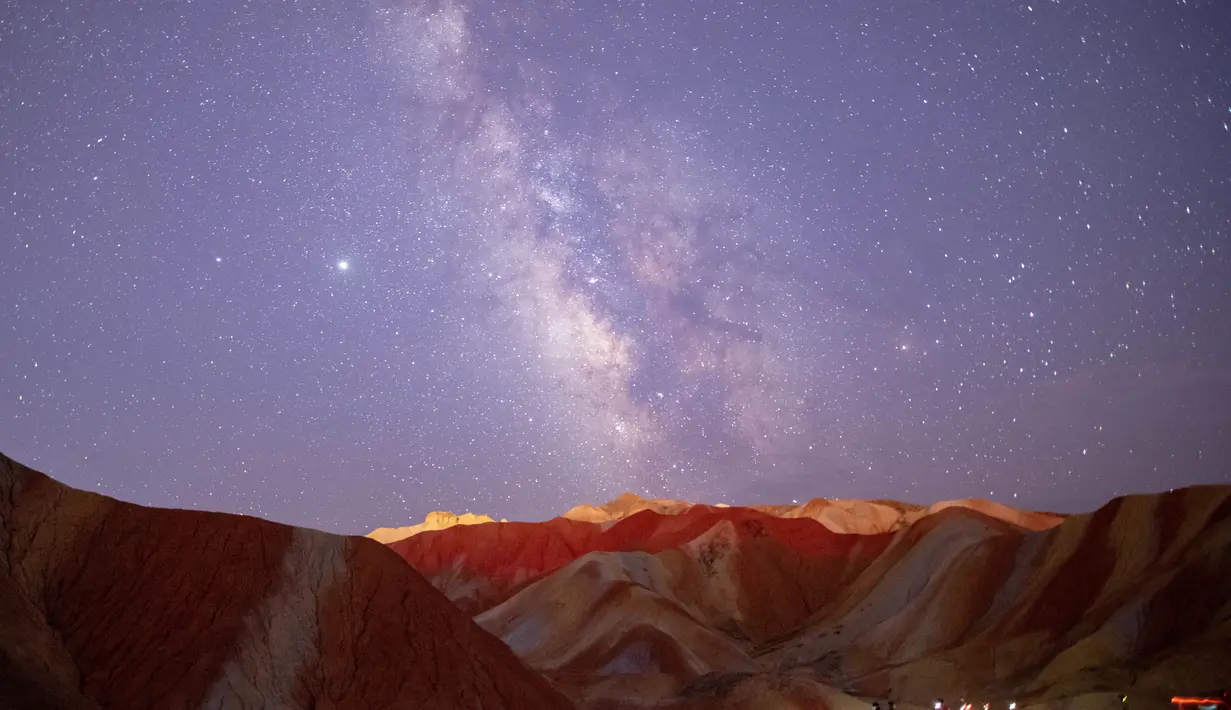 Foto eksposur panjang yang diabadikan pada 12 Agustus 2020 ini menunjukkan hujan meteor Perseid di Taman Geologi Nasional Danxia Zhangye di Zhangye, Provinsi Gansu, China barat laut. (Xinhua/Zhong Xiaoliang)