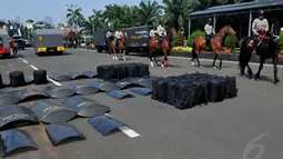 Puluhan tameng dan tas personel kepolisian terlihat diletakkan di sekitar gedung DPR, Jakarta, (25/9/14). (Liputan6.com/Johan Tallo)