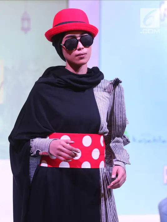 Model berpose mengenakan koleksi desainer Indonesia Fashion Chamber (IFC) dalam Fimela Fuchsia Market 2018 di Kota Kasablanka, Jakarta, Sabtu (26/5). (Liputan6.com/Arya Manggala)