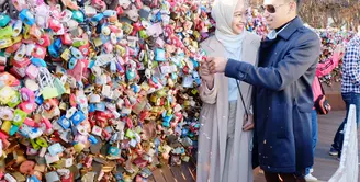 Pandangan pertama pada pesta pernikahan temanya. April 2013, Poppy Bunga bertemu pertama kali dengan lelaki yang kini menjadi suaminya, Mohammad Fattah Riphat. (dok. Pribadi/Bintang.com)