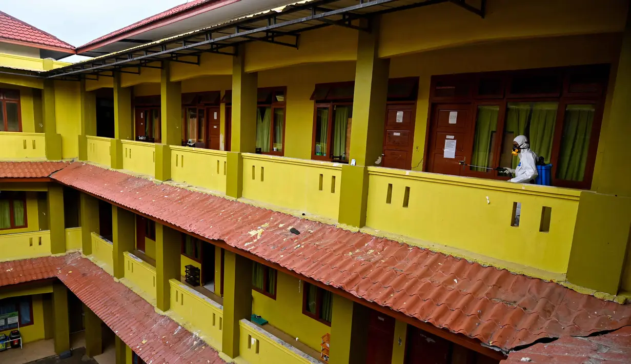 Seorang anggota Badan Penanggulangan Bencana Daerah (BPBD) menyemprotkan disinfektan di sebuah Sekolah Menengah Pertama (SMP) dalam rangka program mitigasi pencegahan penyebaran flu burung di Banda Aceh pada Jumat 31 Oktober 2025. Pelaksana Tugas (Plt) Kepala Pelaksana BPBD Banda Aceh, Ardi Asyadi, mengatakan penyemprotan berdasarkan permintaan resmi pihak sekolah dan hasil koordinasi dengan Dinas Pendidikan dan Kebudayaan (Disdikbud) setempat. (Chaideer MAHYUDDIN/AFP)