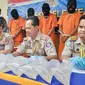 Direktur Polisi Air Polda Riau memperlihatkan barang bukti penyelundupan baby lobster dan lima tersangka. (Liputan6.com/M Syukur)