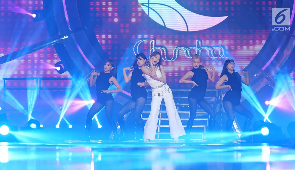 Penyanyi asal Korea Chung Ha (tengah) menghibur penonton pada Konser "Smartfren Wow" di Istora Senayan, Jakarta, Jumat (20/9/2019). Konser yang bertajuk "Raih Mimpi Bersama Smartfren" itu menampilkan sejumlah artis nasional dan internasional. (Liputan6.com/Herman Zakharia)