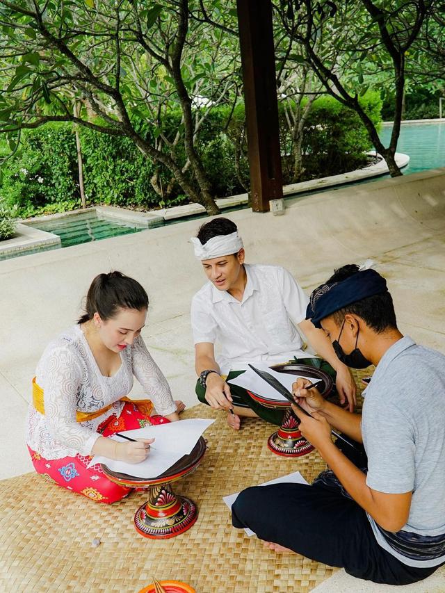 7 Potret Lucky Perdana dan Lidi Brugman Tampil Kompak dengan Busana Khas Bali