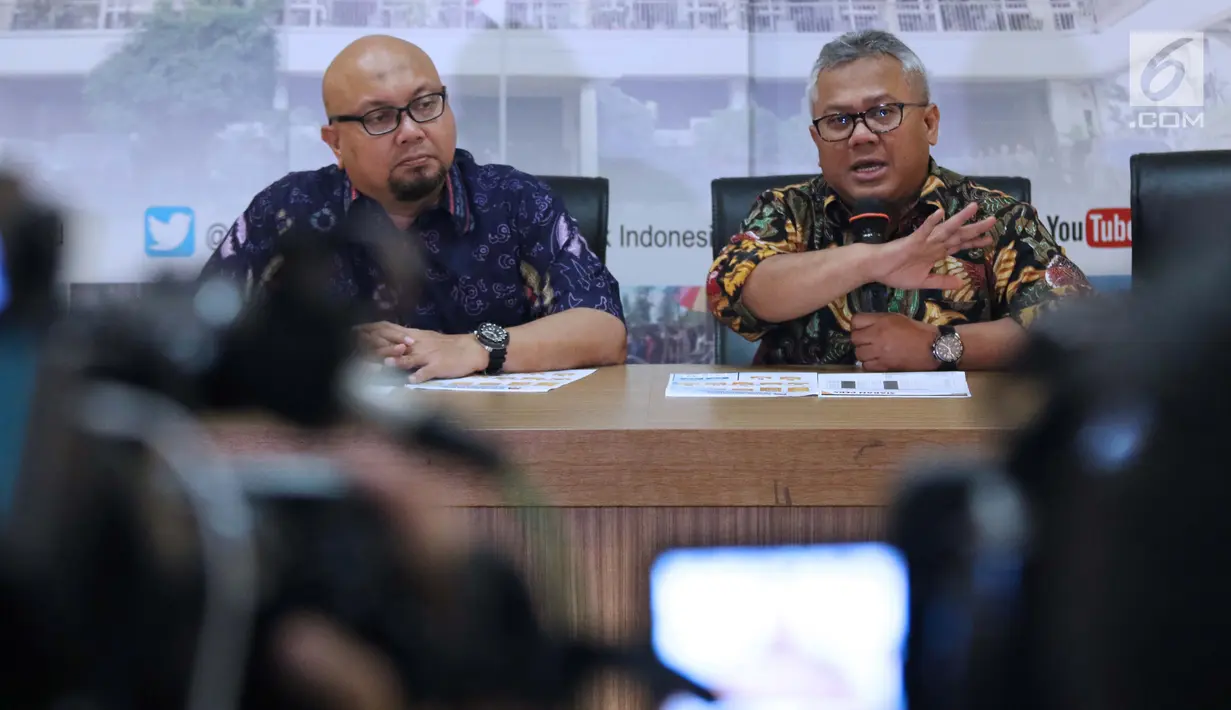 Ketua KPU RI, Arief Budiman (kanan) bersama Ilham Saputra merilis 32 Caleg Berstatus Mantan Terpidana Korupsi, Jakarta, Selasa (19/2). Sebelumnya (30/1), KPU pernah merilis 49 Caleg Berstatus Mantan Terpidana Korupsi. (Liputan6.com/Helmi Fithriansyah)