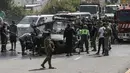 Petugas tanggap darurat bekerja di sekitar kendaraan yang menjadi sasaran serangan pesawat tak berawak Israel di jalan raya dekat kota Jiyeh, Selatan Beirut, pada Rabu 13 Mei 2026. (MAHMOUD ZAYYAT/AFP)