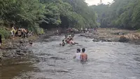 Ciliwung Surut, Warga Depok Jadikan Wahana Permainan Air