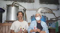 Raras (55) dan Oki (48) di rumah produksi minyak atsiri Giriwangi di Sleman, Yogyakarta, Rabu (29/11/2023) (foto: Liputan6.com/Anugerah Ayu).