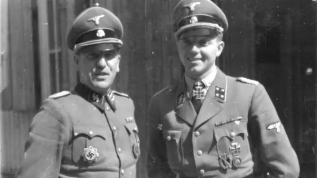 Kapten Fritz Klingenberg di sebelah kanan foto. (Sumber Bundesarchiv)