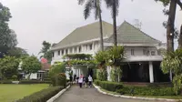 Sejumlah perwakilan ormas mendatangi rumah dinas Gubernur DKI Jakarta Anies Baswedan di Jalan Taman Suropati No 7 Menteng, Jakpus, Selasa (20/9/2022) sore. Mereka menggelar pertemuan tertutup. (Liputan6.com/Winda Nelfira)