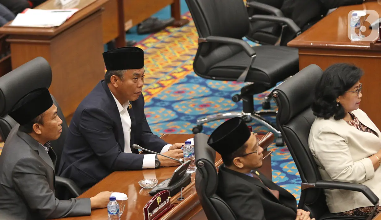 Prasetyo Edi Marsudi dari fraksi PDIP menghadiri rapat paripurna DPRD di Gedung DPRD DKI Jakarta, Kamis (3/10/2019).  Rapat Paripurna DPRD DKI Jakarta mengumumkan penetapan susunan pimpinan DPRD DKI periode 2019/2024. (Liputan6.com/Herman Zakharia)