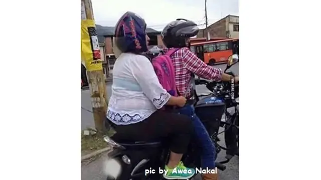 6 Kelakuan Cewek saat Pakai Helm di Jalan Ini Kocak