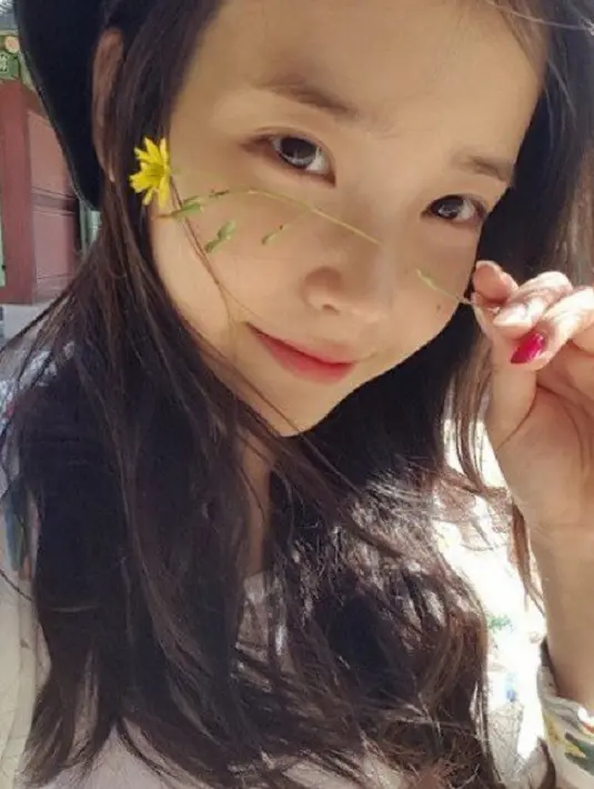 Tidak hanya berbakat dalam urusan tarik suara, IU juga punya kecantikan yang mesona. Meskipun tidak memakai make up, akan tetapi ia tetap terlihat memesona. (Foto: allkpop.com)