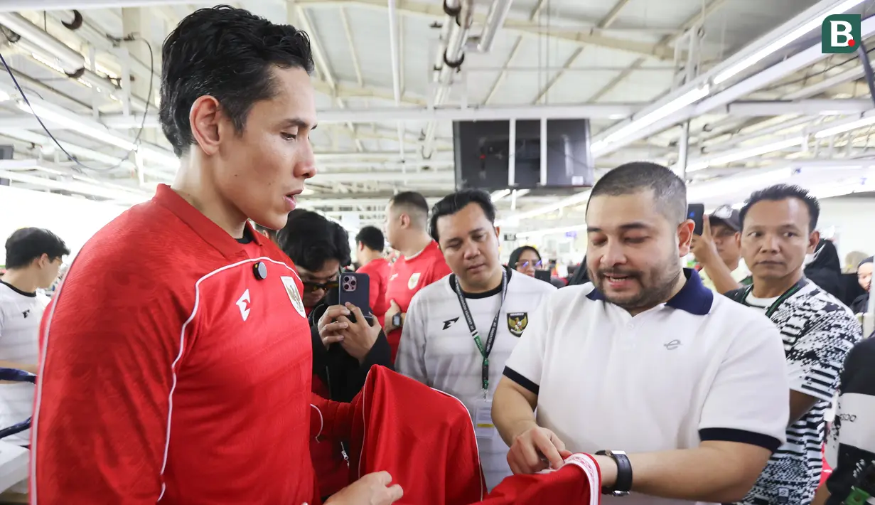 Ganindra Bimo (kiri) dan bos Erspo, Muhammad Sadad (kanan) melihat secara detail bahan jersey Timnas Indonesia di pabrik yang berada daerah Bandung, Jawa Barat pada Rabu (12/2/2025). (Bola.com/Abdul Aziz)