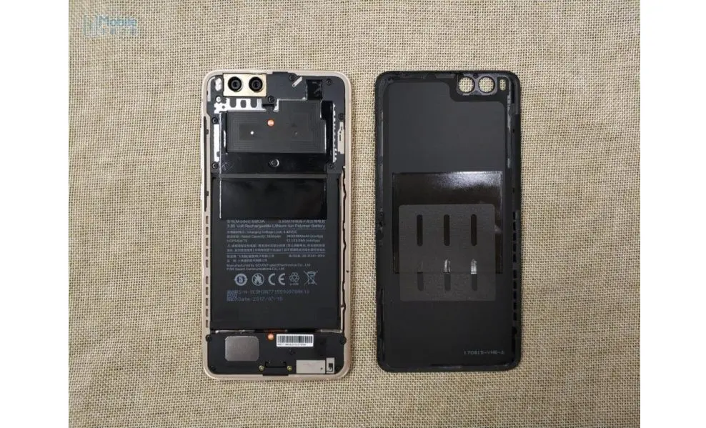 Pembongkaran kover Xiaomi Mi Note 3 (Sumber: Gizmochina)
