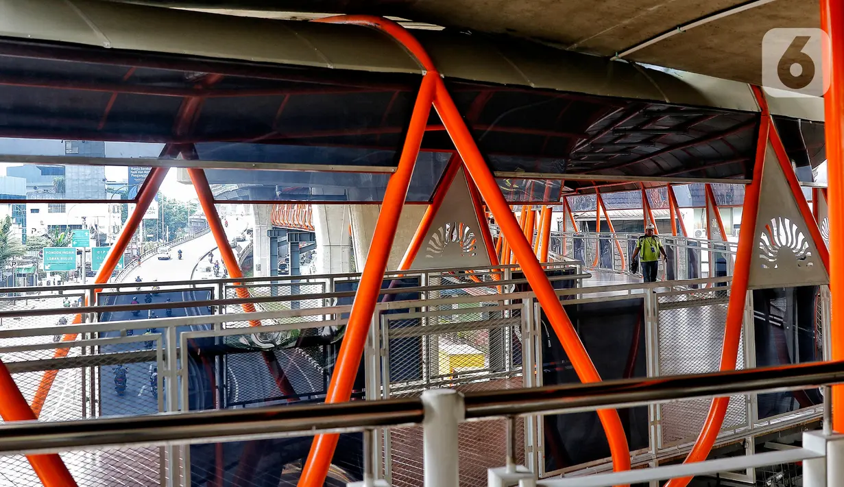Suasana di Skybridge Kebayoran Lama, Jakarta Selatan, Kamis (26/1/2023). Pemprov DKI Jakarta akan meresmikan Skybridge Kebayoran Lama yang akan menghubungkan Halte Transjakarta Velbak ke Stasiun Kebayoran Lama. (Liputan6.com/Angga Yuniar)