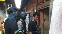 Suasana penggeledahan terduga teroris di Cirebon oleh Tim Densus 88. Foto (Liputan6.com / Panji Prayitno)