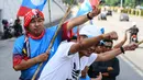 Pendukung Pakatan Harapan memadati jalan menuju Istana Negara menjelang pelantikan Mahathir Mohamad sebagai Perdana Menteri Malaysia di Kuala Lumpur, Kamis (10/5). Mahathir akan menjadi perdana menteri ketujuh Negeri Jiran. (AFP/Manan VATSYAYANA)