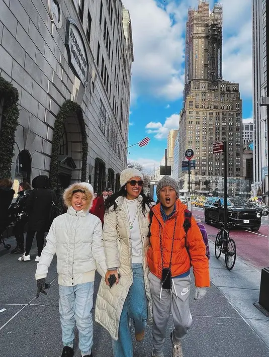 Marcella Zalianty juga mengajak anak-anaknya liburan ke Amerika Serikat. Ia tampak mengenakan padding coat putih dipadukan inner warna serasi dan celana denimnya. [@marcella.zalianty]