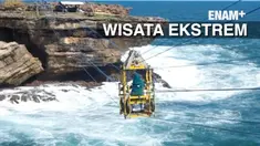 Wisata ekstrem dikawasan gunung kidul Jogjakarta, wisatawan dipacu adrenalinnya untuk melintas tebing yang dibawahnya  ombak besar.