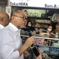 Menteri Perdagangan Zulkifli Hasan mengunjungi Pusat Grosir Asemka Jakarta Barat, pada Jumat, (29/9/2023) siang. Dalam kunjungan ini, Zulkifli Hasan berbincang-bincang dengan sejumlah pedagang. (Elza/Liputan6.com)