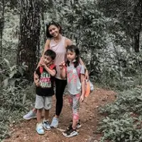 Meidy Safitri Suria dan kedua anaknya. Sumber foto: Instagram.