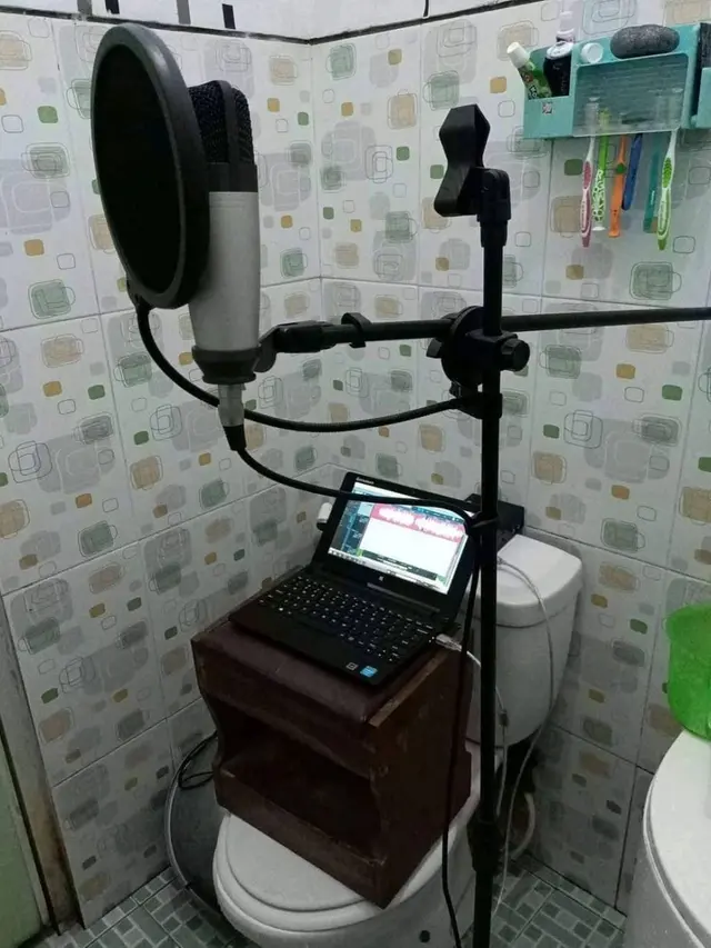 6 Potret Meja Komputer Ini Nyeleneh Banget, Bikin Was-was
