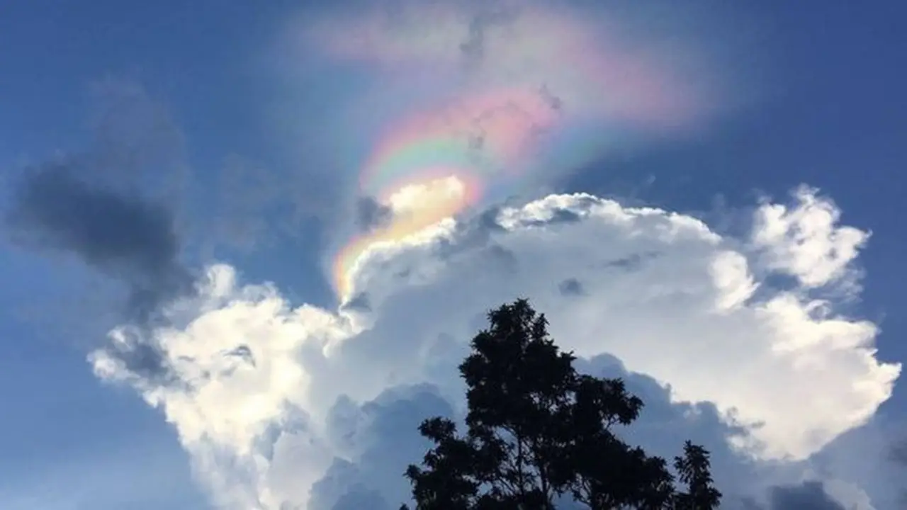 Penampakan awan langka seperti pelangi terlihat di langit Singapura. (Fazidah Mokhtar)