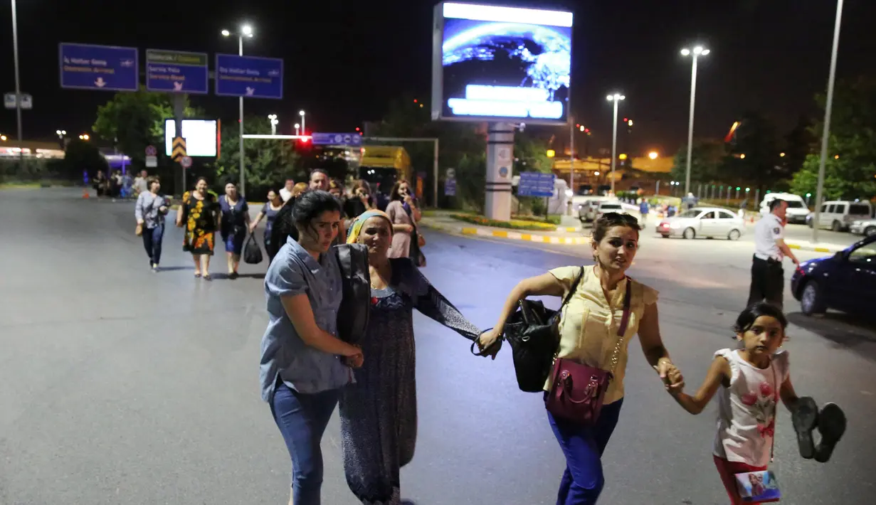 Kepanikan pengunjung usai ledakan bom di Bandara Atarturk, Istanbul, Turki, Selasa (28/6). Penerbangan hingga Rabu (29/6) dini hari waktu setempat dihentikan dan aparat keamanan meminta orang-orang untuk tidak mendekati bandara. (REUTERS/Goran Tomasevic)