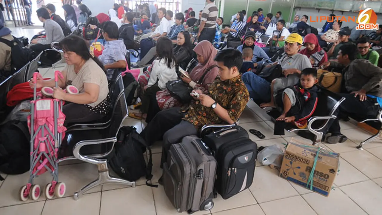 pemudik-stasiun130810d.jpg