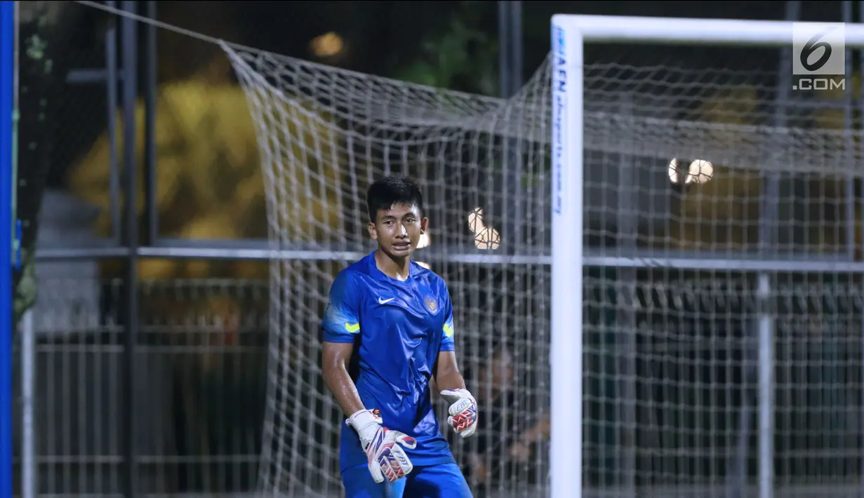 Kiper Timnas Indonesia U-19, Gianluca Pagliuca Rossy saat mengikuti latihan di Lapangan A Kompleks GBK Jakarta, Kamis (22/3). Kiper kelahiran 25 Juli 1999 itu membubuhkan tanda tangan di kantor Persija, Rabu (21/3) malam. (Liputan6.com/Helmi Fithriansyah)