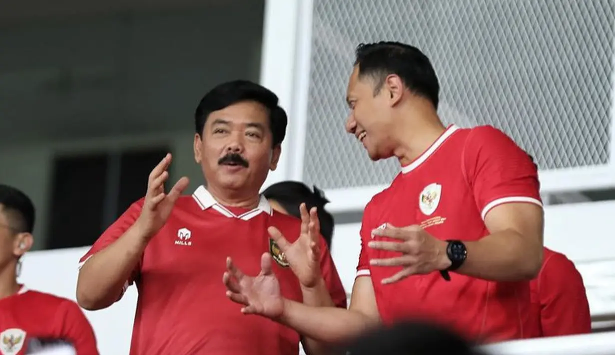 AHY pun tampak mengenakan jam tangan hitam untuk melengkapi penampilannya tersebut.  [@agusyudhoyono]