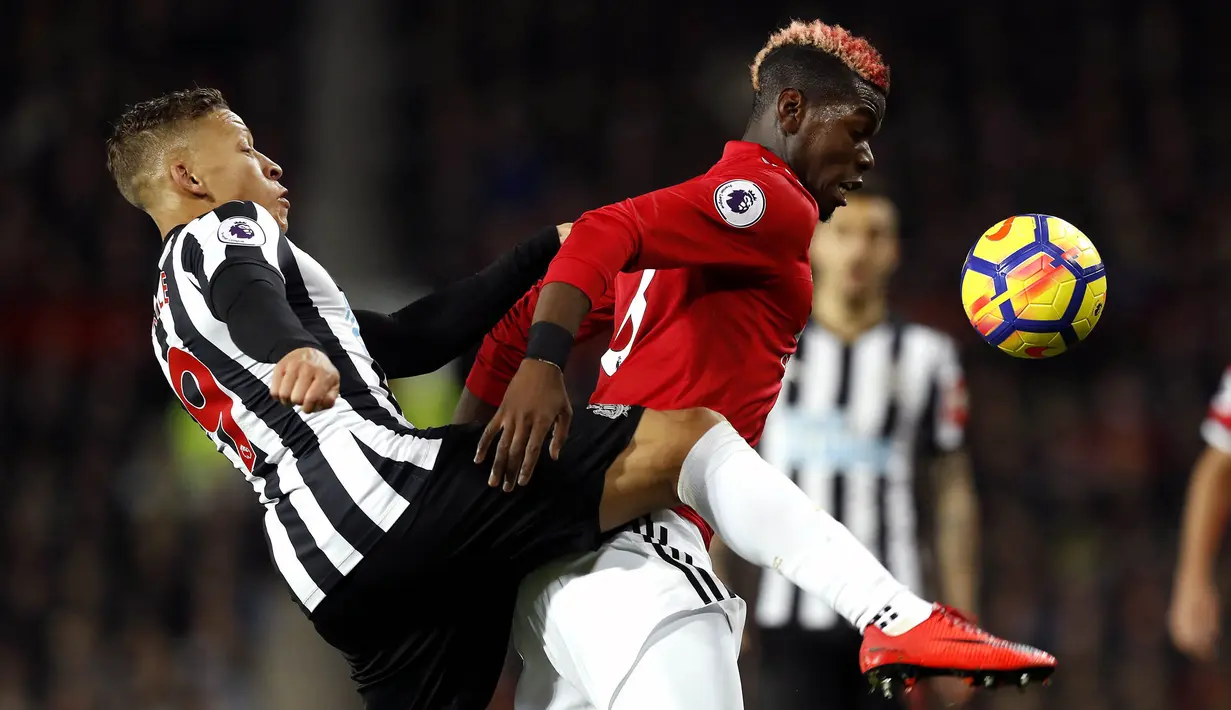 Gelandang Manchester United, Paul Pogba, berebut bola dengan striker Newcastle United, Dwight Gayle, pada laga Premier League di Stadion Old Trafford, Sabtu (18/11/2017). Manchester United menang 4-1 atas Newcastle United. (AP/Martin Rickett)