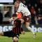 Pemain Manchester City, Erling Haaland (kanan) mencoba melakukan tendangan ke gawang saat pertandingan sepak bola Liga Premier Inggris melawan Bournemouth di Stadion Vitality, Inggris, Sabtu, 24 Februari 2024. (AP Photo/David Cliff)