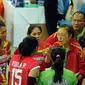 Pelatih tim putri Jakarta Electric PLN, Tien Mei memberikan arahan pada anak asuhnya saat laga melawan Jakarta PGN Popsivo di Pertamina Proliga 2015, Dome Balikpapan, (8/2/2015). Jakarta PGN Popsivo unggul 3-2. (Liputan6.com/Helmi Fithriansyah)