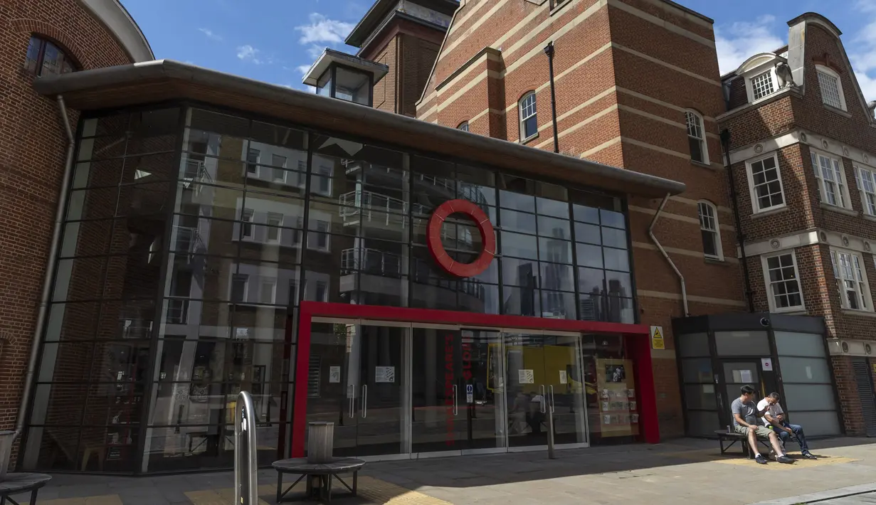 Shakespeare's Globe yang tutup di London, Inggris, 1 Agustus 2020. Sedikitnya 5.000 pekerja teater di Inggris, yang lebih dari separuhnya berada di London, kehilangan pekerjaan selama diberlakukannya kebijakan penutupan (shutdown) akibat merebaknya COVID-19. (Xinhua/Han Yan)