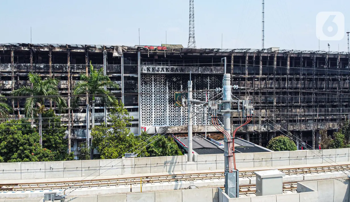 Foto udara gedung utama Gedung Kejaksaan Agung Republik Indonesia usai kebakaran hebat di Jakarta, Minggu (23/8/2020). Kebakaran selama 11 jam menyebabkan gedung utama Kejaksaan Agung, baik sayap kanan maupun kiri, hangus terbakar. (Liputan6.com/Faizal Fanani)