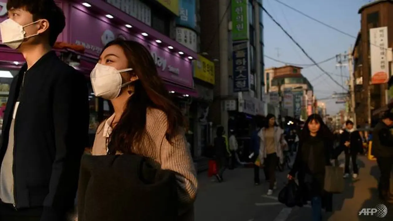 Warga Kota Seoul, Korea Selatan, mengenakan masker untuk melindungi diri dari meningkatnya polusi udara di sana (AFP/Ed Jones)