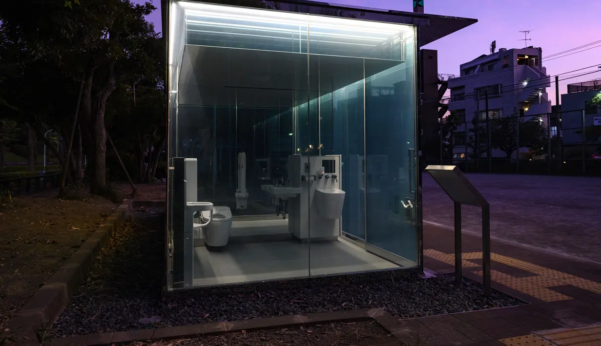 Suasana toilet transparan di Haru-no-Ogawa Community Park di distrik Shibuya, Tokyo (19/8/2020). Toilet ini dirancang oleh Shigeru Ban dimana dinding luar kacanya akan berubah menjadi buram ketika kuncinya ditutup. (AFP Photo/Philip Fong)