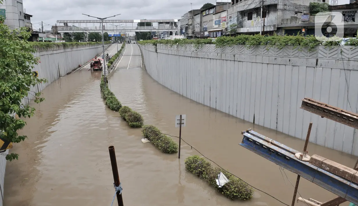 Petugas Pemadam Kebakaran memompa banjir di Underpass Senen, Jakarta, Selasa (25/2/2020). Hujan deras yang mengguyur Jakarta sejak dini hari tadi menyebabkan Underpass Senen terendam banjir setinggi dua meter sehingga mengakibatkan akses Cempaka Putih-Pasar Senen terputus. (merdeka.com/IqbalNugroho)