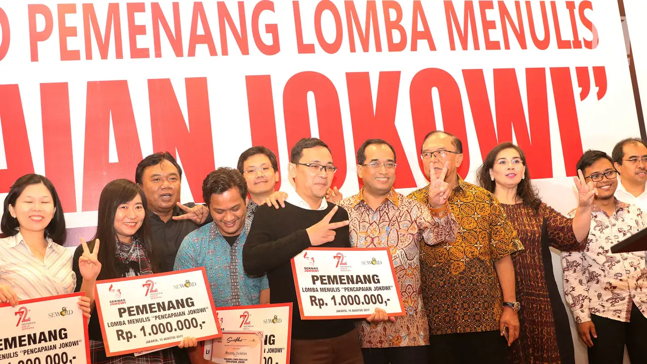PHOTO: Seknas Berikan Penghargaan Kepada Pemenang Lomba Penulisan Pencapaian Jokowi