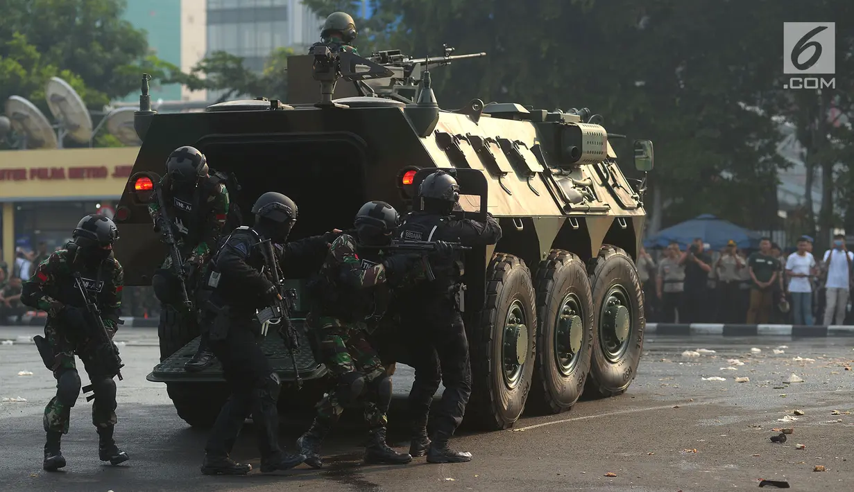 Tentara dan polisi ambil bagian dalam apel pengamanan Asian Games 2018 di Lapangan Ditlantas Polda Metro Jaya, Jakarta, Selasa (31/7). Apel ini adalah simulasi dari seluruh instansi terkait dalam menyukseskan Asian Games 2018. (Merdeka.com/Imam Buhori)