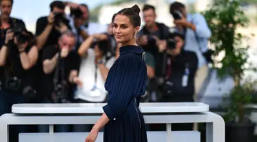 Aktris Alicia Vikander berpose dalam sesi pemotretan untuk film "Firebrand" di Festival Film Cannes ke-76 di Cannes, Perancis Selatan, 22 Mei 2023. (Patricia DE MELO MOREIRA/AFP)