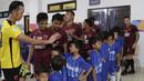 Sejumlah anak-anak dari suporter PSM Makassar menjadi pendamping saat laga Piala AFC melawan Home United di Stadion Pakansari, Bogor, Selasa (30/4). Kesempatan ini diberikan oleh Allianz sebagai salah satu sponsor. (Bola.com/Yoppy Renato)