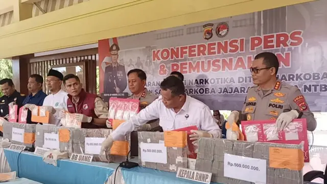 Polda NTB tunjukan tumpukan uang dan narkoba milik eks Kapolres Bima Kota AKBP Didik
