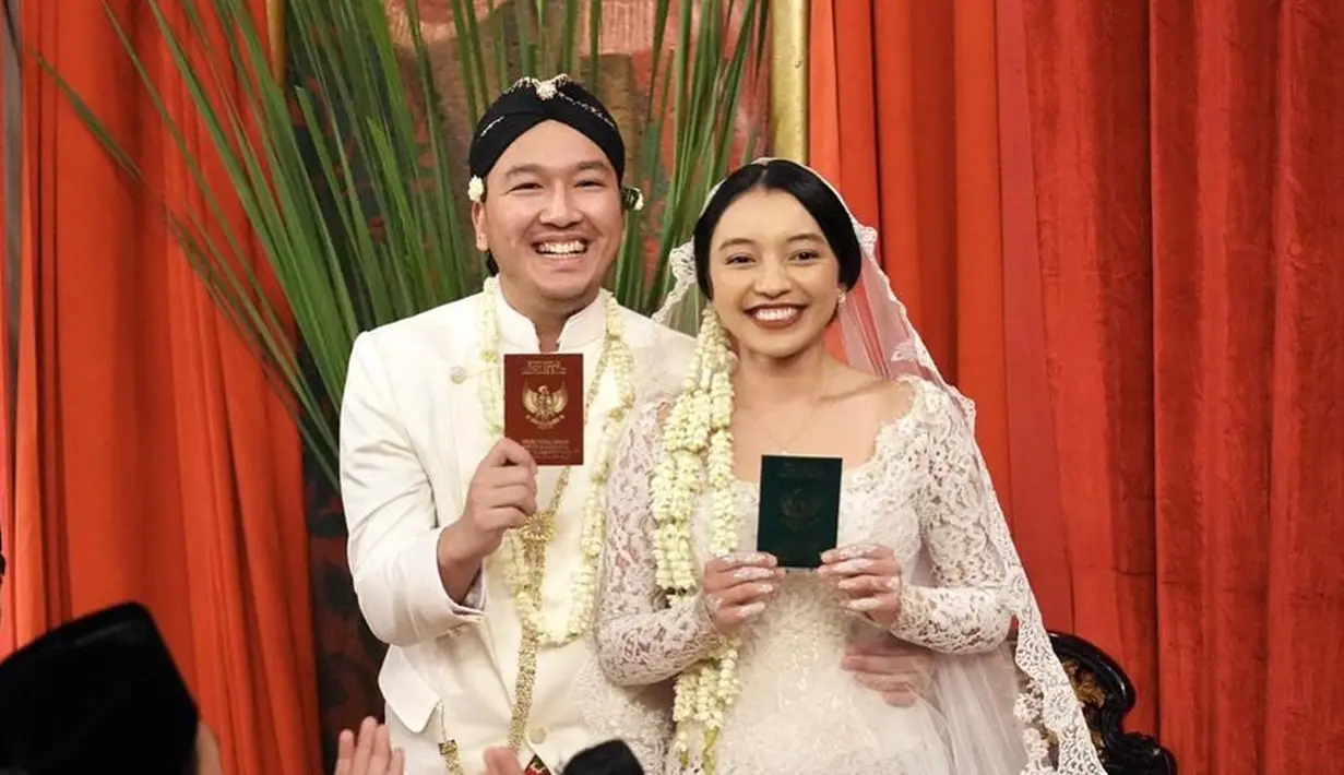 Di hari bahagia tersebut, Nadia memilih kebaya brokat warna putih dengan detail kerah boatneck.  [@sorayahaque]