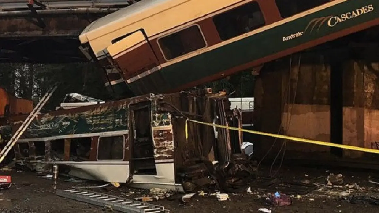 Tiga orang dinyatakan tewas dan lebih dari 100 orang telah dievakuasi pasca kecelakaan kereta Amtrak di Amerika Serikat (WASHINGTON STATE PATROL)