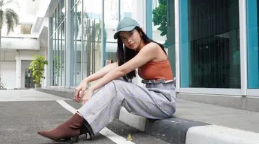 Penampilan casual Lyodra Ginting di berbagai kesempatan berhasil curi perhatian netizen. Menggunakan celana motif senada dengan topi serta tanktop, gaya Lyodra ini terlihat memesona. (Liputan6.com/IG/@lyodraofficial)