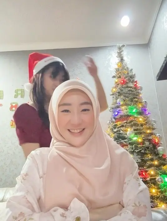 Hal itu kembali terlihat di momen Natal, Aleen tampak menggoda sang kakak dengan lagu Natal. [Instagram.com/larissachou]
